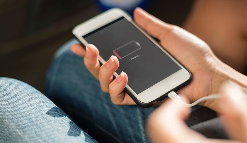 Cara Mengatasi Layar HP Bergerak Sendiri Saat di Charger